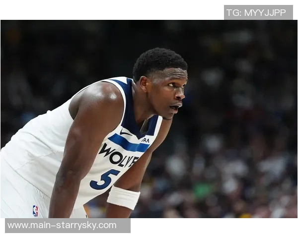 爱德华兹面对联防挑战上半场表现平平仅得8分3助攻2抢断